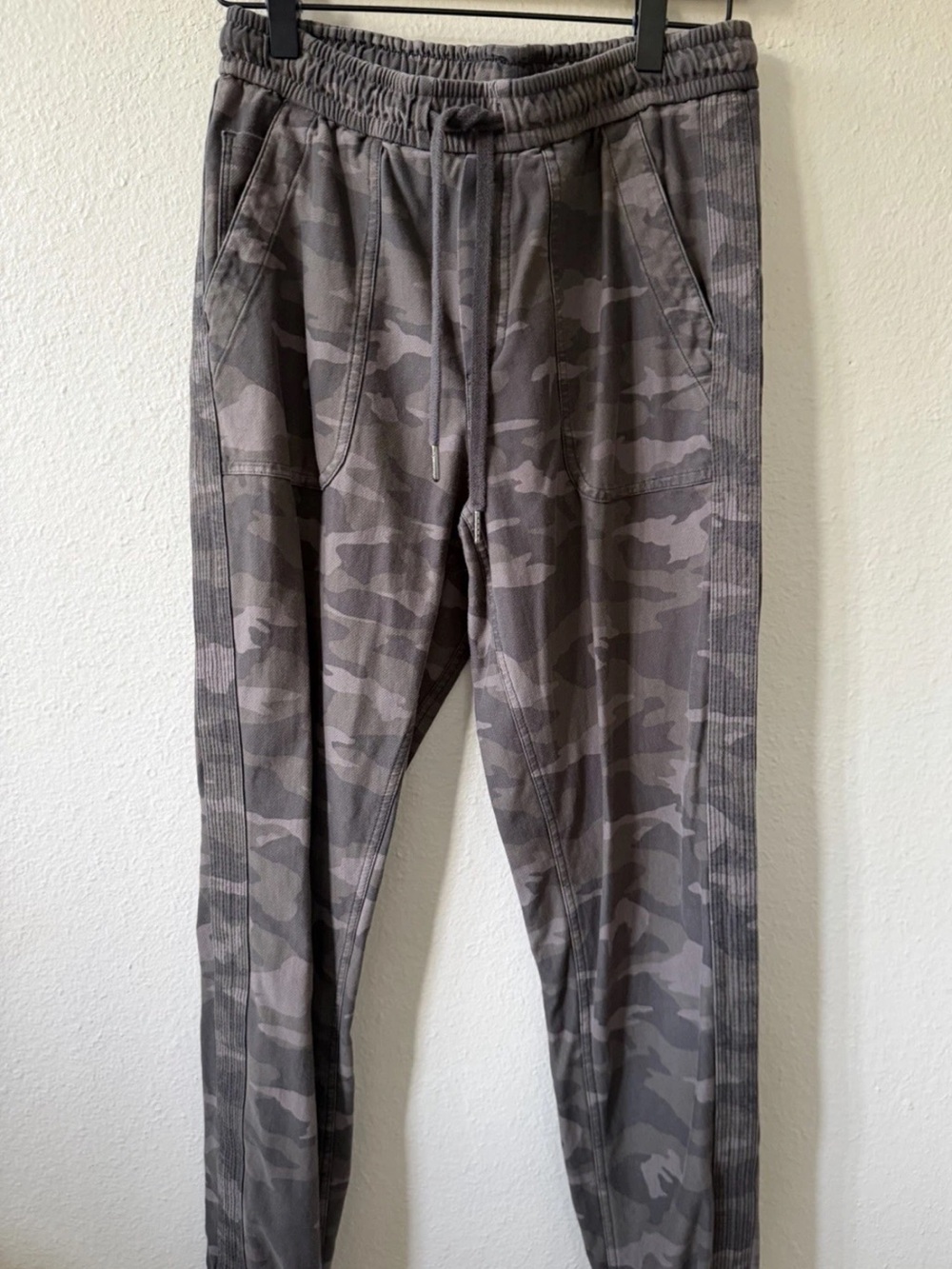 Athleta Camo Farallon Jogger Pants Size 6 Gray Athleisure